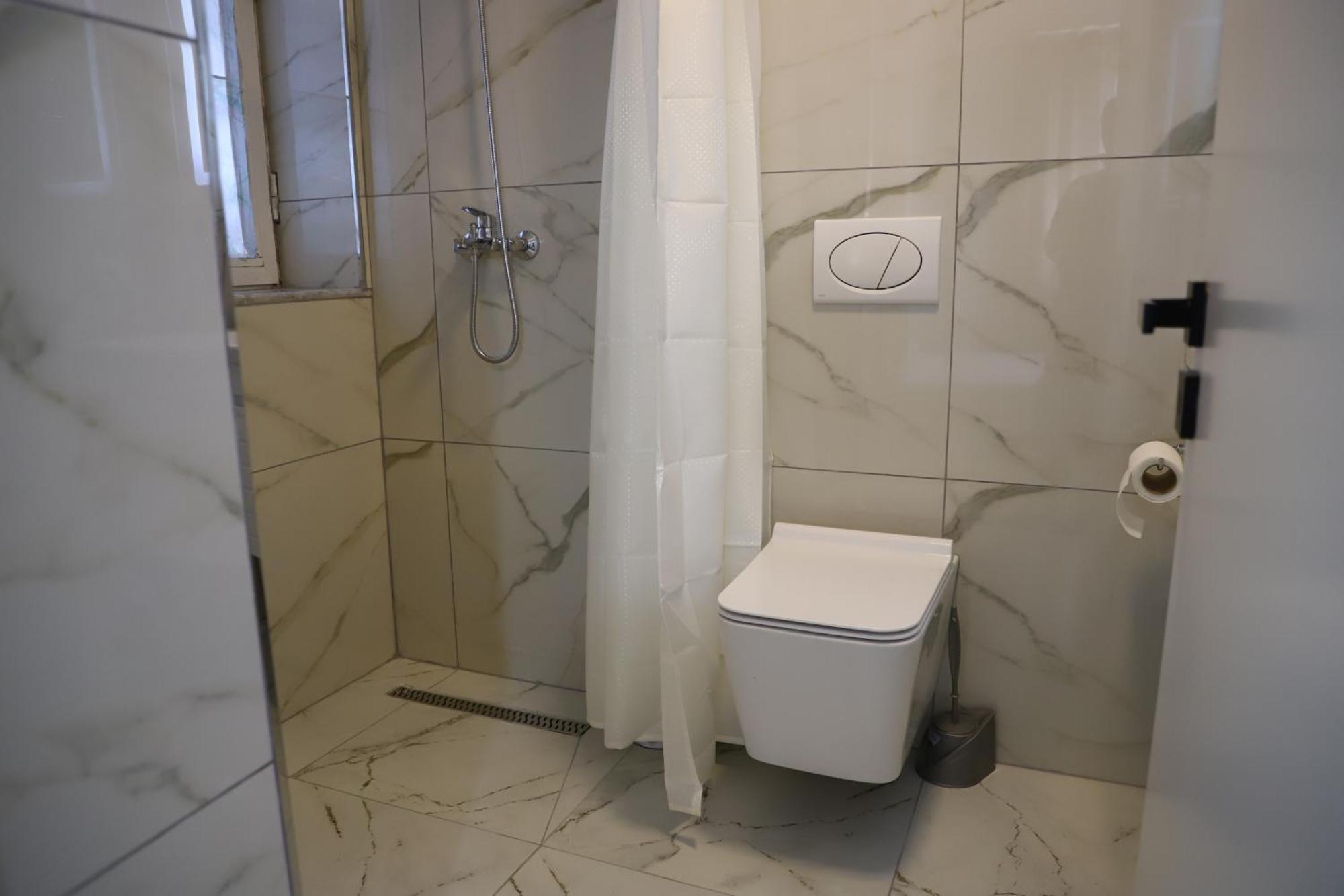 Robert Center Berat